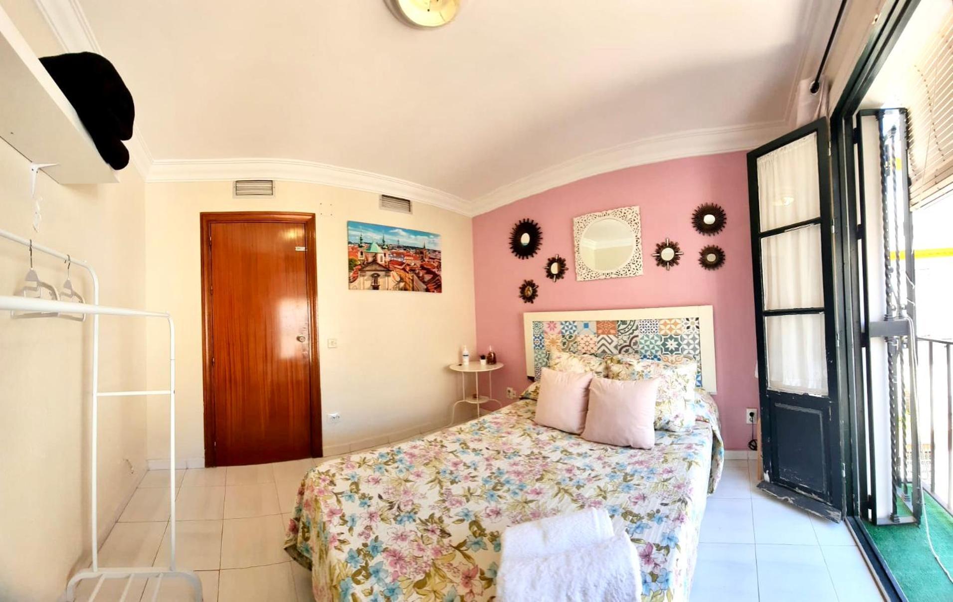 Budget And Cute Rooms With Balcony Sevilla Center Exterior photo